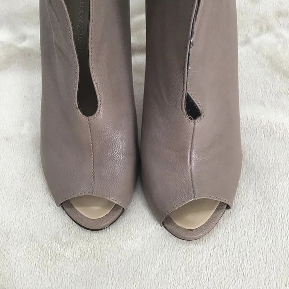 BCBG MaxAzria Women’s Durres Peep Toe Zip Leather Heeled  Bootie Size 7.5 - Picture 5 of 13